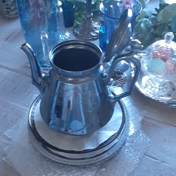 WILCOX SILVERPLATE Co., Flat Bottom  Floral Etched,  Hinged Lid Tea Pot - Picture 7 of 10